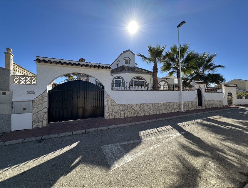4 Bedroom, 4 Bathroom Villa in Murcia